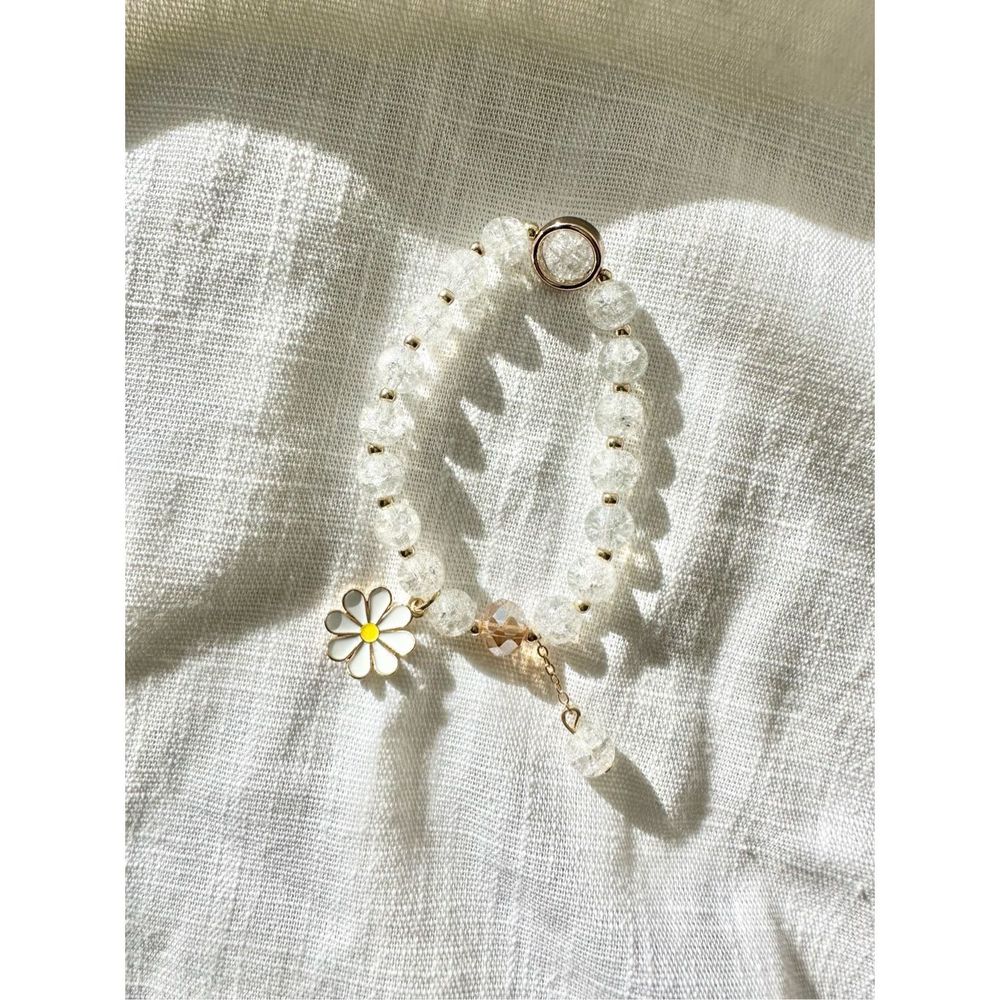White daisy bead stretchy bracelet.